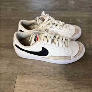 Nike Youth Size 5Y Blazer Low '77 Vintage 'White Black' DA4074-101 Shoes Kids